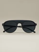 Lentes de sol negros con montura redonda y doble puente.