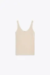 Top de punto color beige claro con escote redondo y tirantes finos.