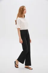 Pantalon jean negro de tiro alto con corte oxford y bolsillos.