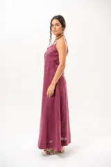 Vestido largo magenta de lino, con tirantes finos y escote en V.
