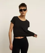 Remera de manga corta confeccionada en microfibra, con escote redondo y diseño básico. Es una prenda ligera, duradera y de secado rápido, ideal tanto para uso casual como deportivo.