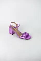 Sandalias de fiesta metalizadas color celeste, con taco cuadrado de 4 cm, tiras delanteras acolchadas y tira ajustable al tobillo con hebilla dorada.