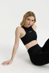 Top deportivo negro con cuello halter y logo JUV en el frente.