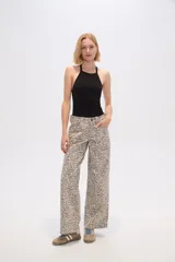 Body de tejido acanalado con cuello halter y espalda descubierta, confeccionado en poliéster con cierre de broches en la parte inferior.