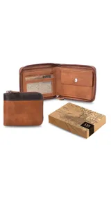 Billetera de hombre color negro con cierre perimetral, confeccionada en material símil cuero. Cuenta con tarjetero interior, compartimento para billetes y bolsillo para monedas con cierre.
