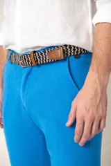 Bermuda de corte clásico confeccionada en una mezcla de ramio y algodón, con cierre frontal de botón y bolsillos laterales.