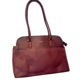 Cartera de hombro David Jones Paris, color bordó, con diseño estructurado, doble asa larga y cierre superior.