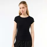 Camiseta negra de punto de canalé, con cuello redondo y manga corta ajustada.