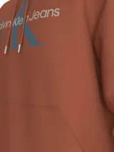 Buzo con capucha color ladrillo, con cordones ajustables, puños y bajo acanalados, bolsillo tipo canguro y logo Calvin Klein Jeans estampado en el pecho.