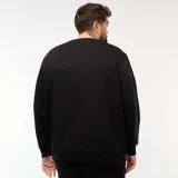 Buzo negro de cuello redondo, corte clásico y mangas largas.