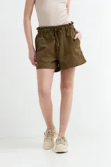Short de denim azul con cintura elastizada fruncida, cordón de ajuste y bolsillos delanteros parcheados.