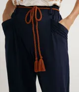 Pantalón harem azul marino de viscosa con cintura elástica, cordón ajustable, bolsillos laterales y puños elásticos.