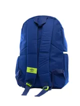 Mochila azul marino con diseño gráfico de salpicaduras en verde lima y letras blancas y verdes que forman la palabra "Umbro" verticalmente. Incluye el logo de Umbro en la parte superior central.