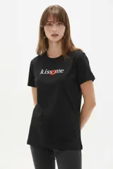 Remera de algodón blanca de manga corta y cuello redondo, con estampa frontal que incluye un corazón rojo y letras con diseño animal print.