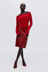 Buzo de punto suave color rojo, con diseño de hombros descubiertos y escote con doblez estilo solapa.