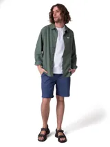 Camisa de manga larga convertible marca Caterpillar, color verde militar, con cuello camisero, cierre frontal de botones, bolsillo en el pecho con etiqueta de logo y dobladillo redondeado.