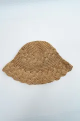 Gorro tipo bucket tejido en crochet con diseño de abanicos, color beige.