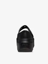 Zuecos Crocs negros con plataforma y tira ajustable con el logo de la marca.