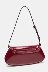 Bolso de hombro tipo baguette con acabado brillante, solapa frontal con cierre de botón imantado y asa ajustable.