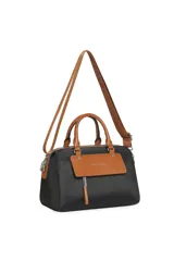 Cartera tipo morral y bandolera de color marrón con detalles en tostado. Cuenta con doble asa de mano, correa ajustable y desmontable, y un bolsillo frontal con solapa y cierre.