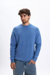 Buzo de punto con cuello redondo, manga larga y textura acanalada, de corte holgado.