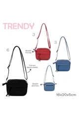 Bandolera negra con cierre superior y bolsillo frontal con cierre. Incluye correa ajustable y un colgante metálico con el logo de la marca.