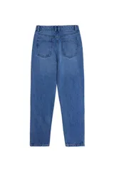 Jean de corte slim fit en color azul oscuro, con diseño clásico de cinco bolsillos, cierre frontal con botón y cremallera.