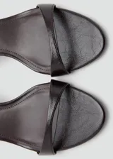 Sandalias de taco kitten, color marrón oscuro, con diseño de tira delantera fina y tira ajustable en el talón.