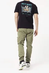 Pantalón cargo color beige, de corte recto y tiro medio, con bolsillos laterales con solapa y bolsillos traseros.