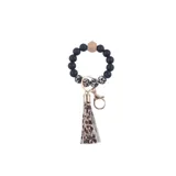 Llavero pulsera con cuentas negras, cuentas con estampado animal print y flecos de ecocuero color beige.