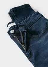 Jeans de corte skinny y tiro bajo, confeccionados en tejido denim elástico de algodón. Presentan diseño de cinco bolsillos, cierre frontal con cremallera y botón, y trabillas para cinturón.