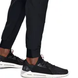Pantalón de entrenamiento negro con tecnología UA Storm que repele el agua, tejido elástico en 4 direcciones, pretina elástica cubierta con cordón de ajuste interno, bolsillos abiertos para las manos y bolsillo posterior seguro con cierre.