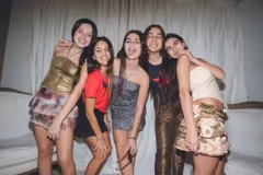 Remera verde de algodón de manga corta con aplique de alas doradas en el pecho.