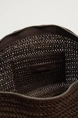 Bolso de hombro de diseño trenzado color marrón, con compartimento principal con cierre de cremallera, bolsillo plano interior y asa de hombro ajustable.