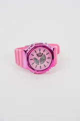 Reloj de pulsera color rosado con diseño deportivo, caja octogonal de acabado metalizado y correa de resina. Cuenta con pantalla analógica-digital y es resistente al agua.
