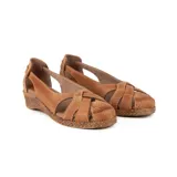 Sandalias de cuero marrón claro con cuña revestida en yute trenzado, diseño superior de tiras cruzadas y detalles texturizados.