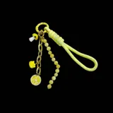 Colgante para cartera con cadena dorada y charms colgantes: frutilla roja, Hello Kitty rosa, cerezas con strass y cordón trenzado rosa.