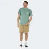 Remera Rip Curl de manga corta y cuello redondo en color verde, con pequeño estampado circular en el pecho que incluye palmeras y la inscripción "Rip Curl".