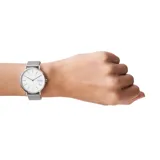 Reloj Skagen Signatur con caja de acero plateado de 38mm, esfera blanca con marcadores lineales y malla metálica plateada de 18mm.