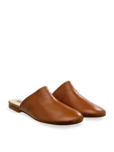 Zueco de cuero color marrón con punta redondeada y talón descubierto.