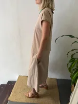 Vestido midi negro de algodón, con mangas cortas, cuello redondo y bolsillos laterales.