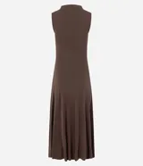 Vestido midi de Marfinno, confeccionado en una mezcla de viscosa y poliéster. Presenta un diseño sin mangas con cuello cerrado, corte recto en el busto y una cintura con recorte asimétrico que genera una falda con caída evasé.