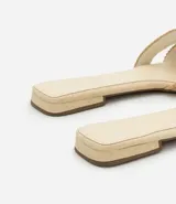 Sandalias planas color beige con puntera cuadrada y tiras anchas con efecto rafia.