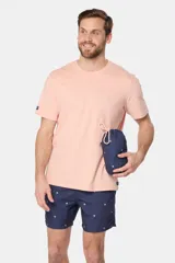 Short de baño azul marino con estampado sutil, cintura con elástico y cordón ajustable, bolsillos laterales y suspensor de malla interior.
