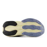 Championes de running New Balance More V5, color gris claro con detalles en celeste y amarillo. Cuentan con entresuela Fresh Foam X y suela de goma.