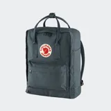 Mochila Fjallraven modelo Kanken Classic, color negro, con compartimento principal con cierre, bolsillo frontal con cierre, asas superiores con broche y correas ajustables para los hombros. Incluye el parche redondo característico de la marca en el frente.