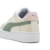 Championes Puma CA Pro color arena con detalles en verde y rosa. Zapatillas de estilo urbano con suela blanca y cordones blancos.