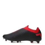 Championes de fútbol Umbro modelo Victory HG, diseñados para terrenos firmes. Presentan una combinación de colores negro y rojo, con capellada sintética texturizada para un mejor control del balón y una estructura ergonómica sin cordones para mayor ajuste.