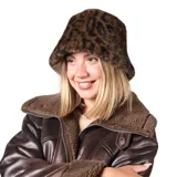 Gorro tipo bucket con textura de peluche y estampado animal print de leopardo en tonos marrones.