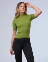 Buzo Philosophy de tejido acanalado color borgoña, con cuello alto y mangas cortas.